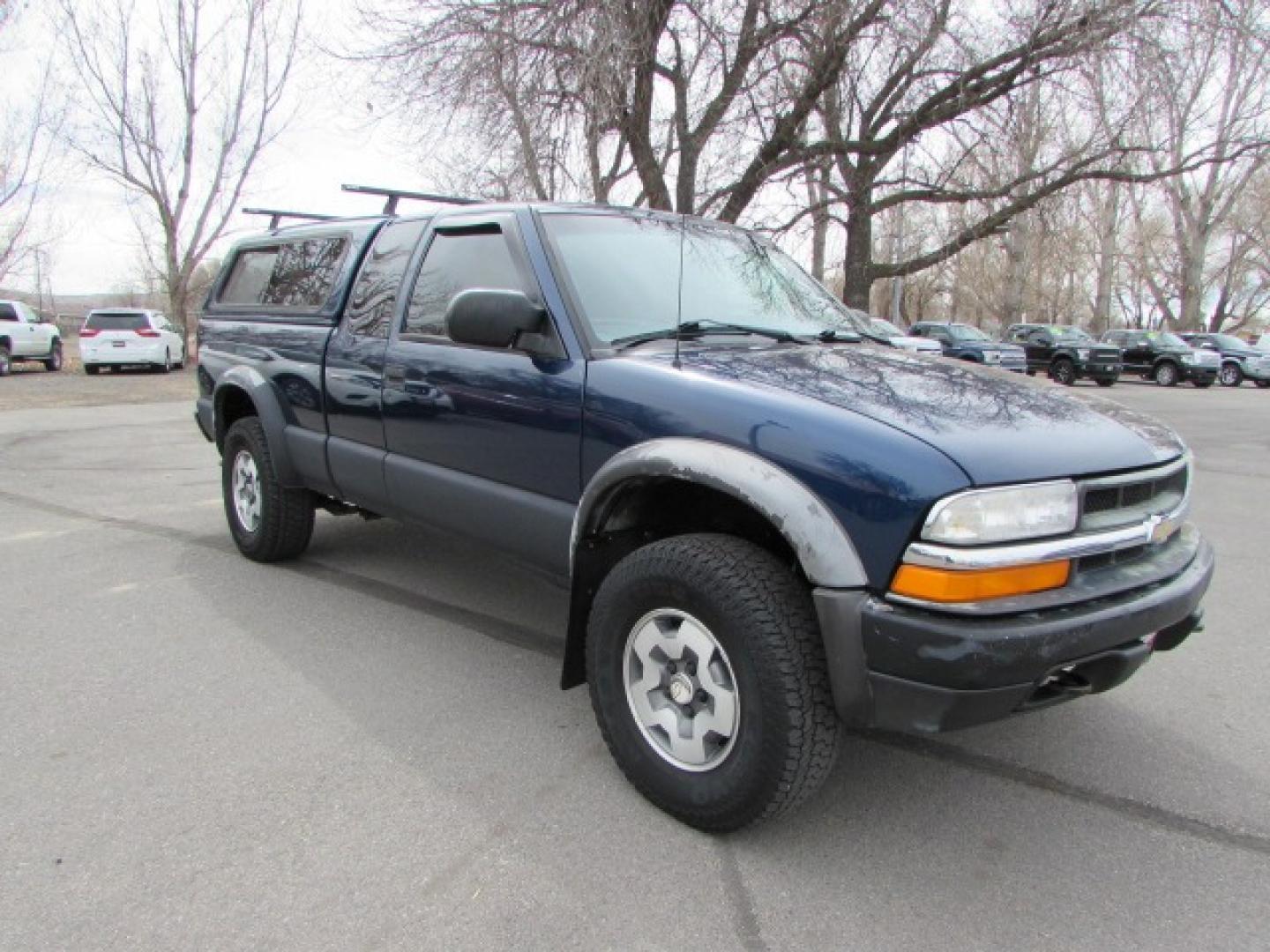 2000 Blue /Gray Chevrolet S10 Pickup LS ZR2 (1GCCT19W0Y8) with an V6 engine, 4 speed automatic transmission, located at 4562 State Avenue, Billings, MT, 59101, (406) 896-9833, 45.769516, -108.526772 - Photo#4